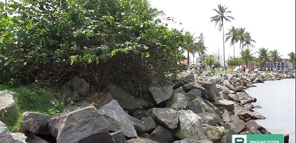  Peladona em praia Brasileira exibe buceta raspada. ( Completo no Xvideos Red )